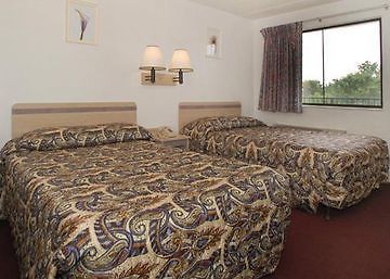 Days Inn & Suites By Wyndham Indianapolis Airport East 外观 照片