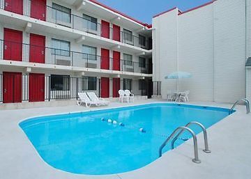 Days Inn & Suites By Wyndham Indianapolis Airport East 外观 照片