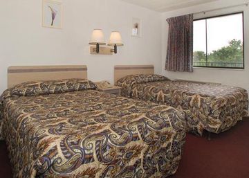 Days Inn & Suites By Wyndham Indianapolis Airport East 外观 照片
